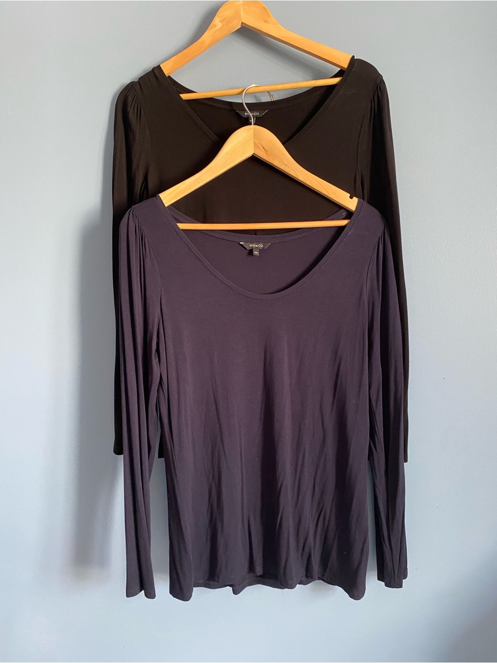 RW&CO Basic Long-Sleeve Scoop Neck Top - Black & Blue